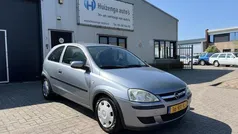 Grijs Gebruikt 2005 Opel Corsa Essentia Hatchback | € 999 (Eerlijke prijs)