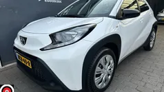 Wit Gebruikt 2024 Toyota Aygo Play Hatchback | € 18.450 (Eerlijke prijs)