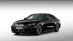 Saphirschwarz metallic (zwart metallic) Nieuw 2025 BMW i4 M Sport Sedan | € 71.970 (Goede deal)