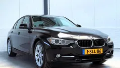 Zwart, metallic lak Gebruikt 2013 BMW 320 Efficient Dynamics Sedan | € 8.450 (Goede deal)