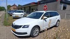 Wit Gebruikt 2019 Skoda Octavia Ambition Stationwagen | € 16.350 (Eerlijke prijs)