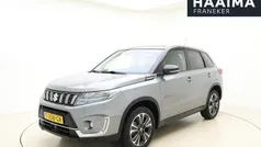 Grijs Gebruikt 2024 Suzuki Vitara Style SUV | € 30.645 (Eerlijke prijs)