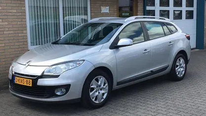 Grijs, metallic lak Gebruikt 2013 Renault Mégane GrandTour Expression Stationwagen | € 3.300 (Eerlijke prijs)