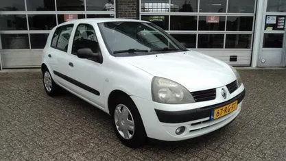 Wit Gebruikt 2005 Renault Clio II Hatchback | € 1.450 (Eerlijke prijs)