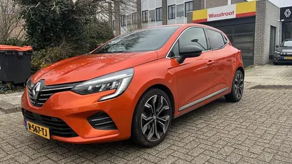 Oranje metallic Gebruikt 2022 Renault Clio V Intens Hatchback | € 15.950 (Eerlijke prijs)