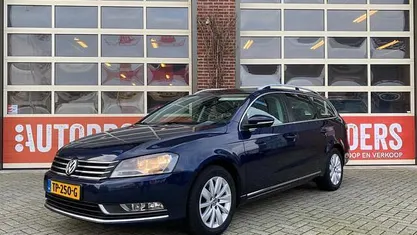 Blauw (metallic) Gebruikt 2014 VW Passat Comfortline Stationwagen | € 6.950 (Goede deal)
