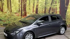 Grijs, metallic lak Gebruikt 2024 Toyota Corolla Hybrid Active Hatchback | € 26.900 (Goede deal)