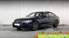 Carbonschwarz metallic (zwart metallic) Gebruikt 2022 BMW 530e Comfort Edition Sedan | € 44.900 (Goede deal)