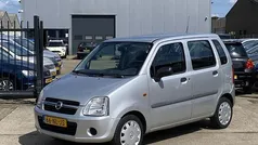 Grijs, metallic lak Gebruikt 2003 Opel Agila Essentia Hatchback | € 895 (Eerlijke prijs)