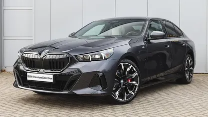 Gebruikt 2025 BMW 550e M Sport Sedan | € 87.950 (Eerlijke prijs)