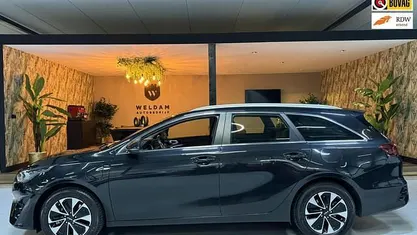 Zwart (metallic) Gebruikt 2023 Kia Ceed Sportswagon Stationwagen | € 23.990 (Eerlijke prijs)