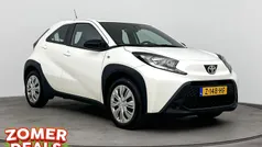 Wit Gebruikt 2024 Toyota Aygo Play Hatchback | € 18.499 (Eerlijke prijs)