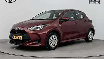 Rood (parellak) Occasion 2021 Toyota Yaris Hybrid Active Hatchback | € 19.300 (Eerlijke prijs)