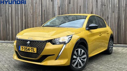 Geel Occasion 2023 Peugeot e-208 Active Hatchback | € 16.480 (Goede deal)