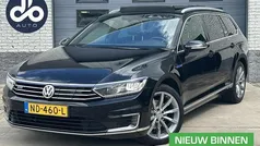 Zwart Gebruikt 2016 VW Passat Highline Stationwagen | € 14.934 (Eerlijke prijs)