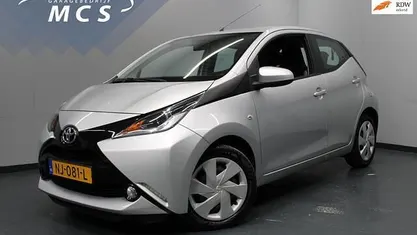 Grijs (metallic) Gebruikt 2017 Toyota Aygo X-play Hatchback | € 7.950 (Eerlijke prijs)