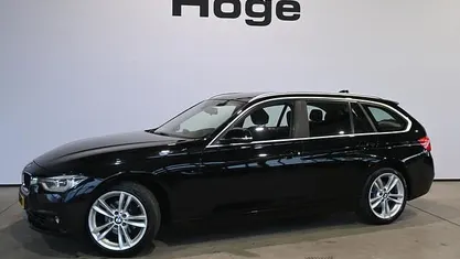 Zwart (metallic) Gebruikt 2017 BMW 318 Executive Stationwagen | € 10.940 (Eerlijke prijs)