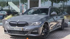 Grijs, metallic lak Gebruikt 2021 BMW 330e M Sport Stationwagen | € 28.700 (Eerlijke prijs)