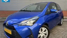 Blauw Gebruikt 2017 Toyota Yaris Hatchback | € 12.950 (Eerlijke prijs)