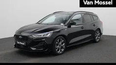 Zwart Gebruikt 2023 Ford Focus ST-Line Stationwagen | € 26.945 (Eerlijke prijs)