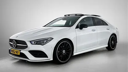 Wit (metallic) Occasion 2022 Mercedes CLA180 AMG line Sedan | € 30.945 (Eerlijke prijs)