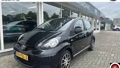 Zwart Gebruikt 2011 Toyota Aygo Hatchback | € 3.250 (Eerlijke prijs)