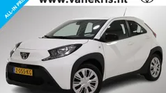Wit Gebruikt 2024 Toyota Aygo Play Hatchback | € 18.349 (Eerlijke prijs)