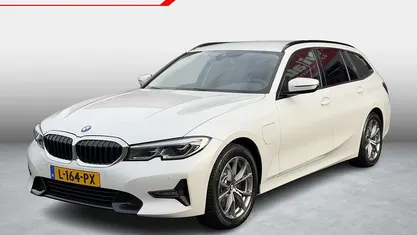 Wit Occasion 2021 BMW 320e Shadowline Stationwagen | € 23.999 (Super prijs)