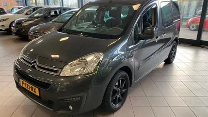 Grijs (metallic) Gebruikt 2017 Citroën Berlingo Feel MPV | € 6.650 (Eerlijke prijs)