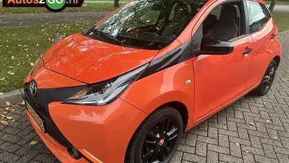 Oranje Gebruikt 2014 Toyota Aygo X-play Hatchback | € 5.995 (Eerlijke prijs)