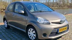 Bruin Gebruikt 2013 Toyota Aygo Comfort Hatchback | € 4.499 (Eerlijke prijs)