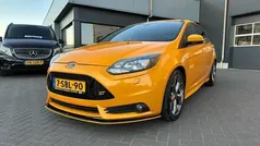 Geel, andere lak Gebruikt 2013 Ford Focus ST Hatchback | € 12.850 (Eerlijke prijs)