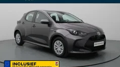 Grijs, metallic lak Gebruikt 2021 Toyota Yaris Hybrid Active Hatchback | € 19.490 (Eerlijke prijs)