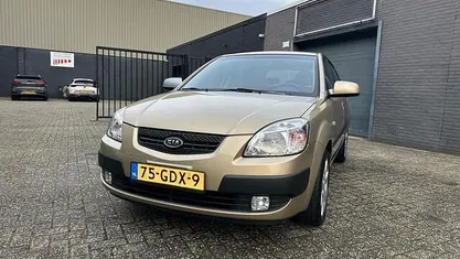 Beige (metallic) Gebruikt 2008 Kia Rio Hatchback | € 2.250 (Eerlijke prijs)