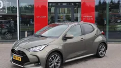 , metallic lak Gebruikt 2020 Toyota Yaris Hybrid Executive Hatchback | € 21.390 (Eerlijke prijs)