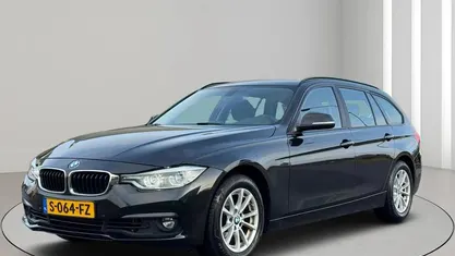 Zwart Gebruikt 2017 BMW 318 Executive Stationwagen | € 11.890 (Goede deal)