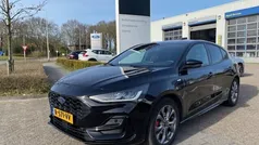 Zwart Gebruikt 2022 Ford Focus ST-Line Hatchback | € 22.950 (Eerlijke prijs)