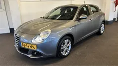 Grijs, metallic lak Gebruikt 2011 Alfa Romeo Giulietta Distinctive Hatchback | € 9.450 (Eerlijke prijs)