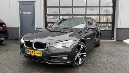Zwart Occasion 2016 BMW 318 Executive Stationwagen | € 14.950 (Eerlijke prijs)