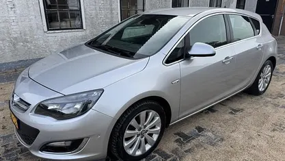 Grijs (metallic) Gebruikt 2014 Opel Astra Cosmo Hatchback | € 7.750 (Eerlijke prijs)