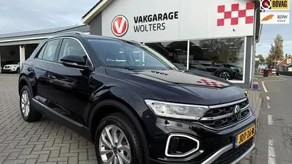 Zwart Gebruikt 2024 VW T-Roc Style SUV | € 33.950 (Eerlijke prijs)