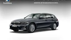 Grijs, metallic lak Gebruikt 2020 BMW 330e Luxury Line Stationwagen | € 27.950 (Goede deal)