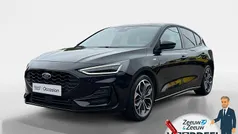 Agate black (donker zwart) Gebruikt 2023 Ford Focus ST-Line X Hatchback | € 25.940 (Eerlijke prijs)