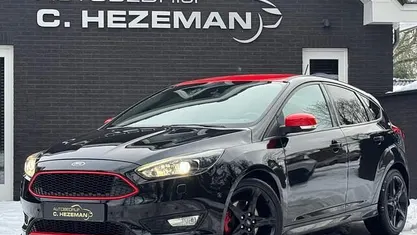 Zwart Occasion 2017 Ford Focus ST-Line Hatchback | € 12.945 (Eerlijke prijs)