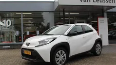 Gebruikt 2024 Toyota Aygo Play Hatchback | € 16.390 (Eerlijke prijs)