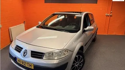 Grijs (metallic) Gebruikt 2005 Renault Mégane II Dynamique Hatchback | € 1.850 (Eerlijke prijs)