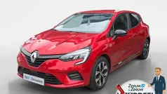 Rood Gebruikt 2023 Renault Clio V Evolution Hatchback | € 15.935 (Eerlijke prijs)
