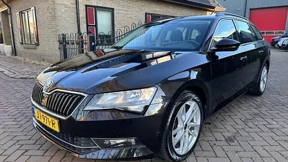 Zwart Gebruikt 2016 Skoda Superb Ambition Stationwagen | € 15.450 (Eerlijke prijs)