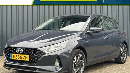 Grijs (metallic) Gebruikt 2023 Hyundai i20 Comfort Hatchback | € 20.440 (Eerlijke prijs)