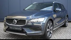 Blauw, metallic lak Gebruikt 2023 Volvo V60 CC Plus Stationwagen | € 46.995 (Super prijs)